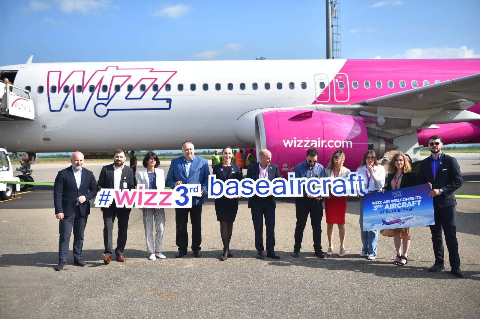 ქუთაისის საერთაშორისო აეროპორტში , 1-ლი ივნისიდან, ევროპის ყველაზე სწრაფად მზარდი ავიაკომპანია WIZZ AIR  მესამე ბაზირებულ ხომალდს აბრუნებს და პირდაპირი რეგულარული რეისების შესრულებას ევროპის 5 ქალაქის: ბრიუსელის, მადრიდის, ფრანკფურტის, ჰამბურგისა და პოზნანის  მიმართულებით იწყებს.