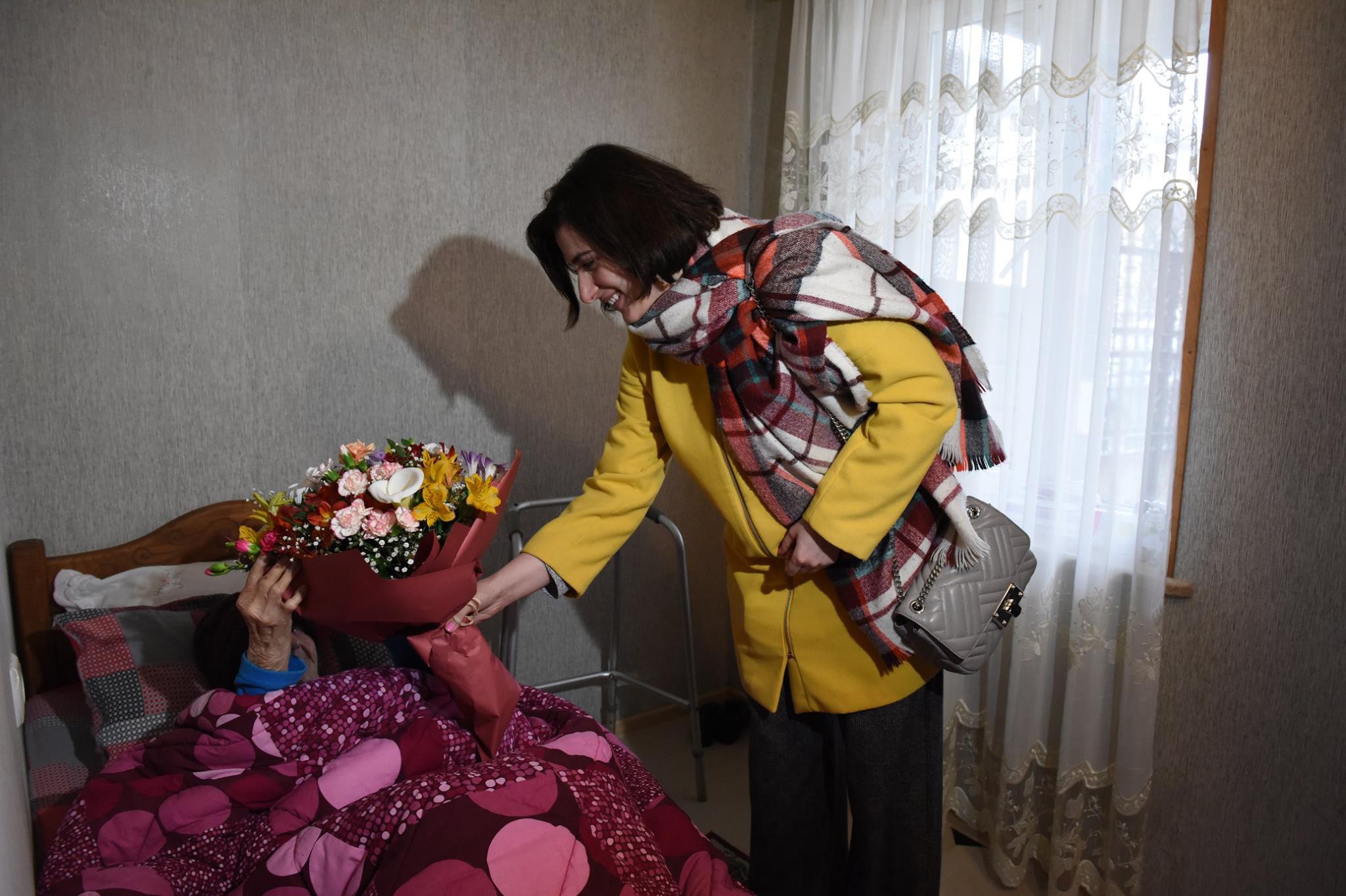 100 წლის ზინაიდა ქობულაძეს იუბუილე ქუთაისის მერის მოადგილემ ნინო თვალთვაძემ მიულოცა
